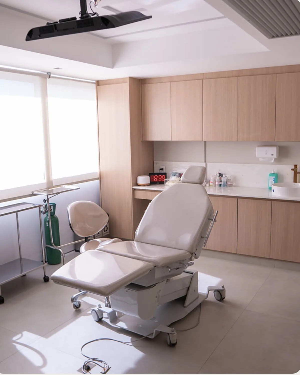 Sala de tratamento equipada da clínica OMANE